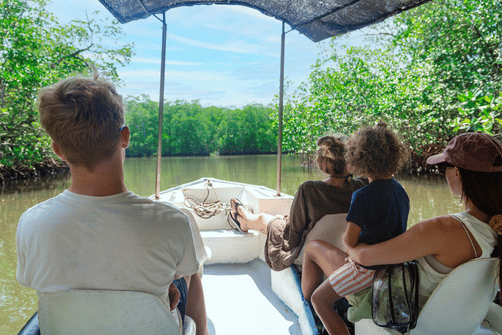 Reisende mit Smartphone in Costa Rica – beste eSIM-Anbieter 2025