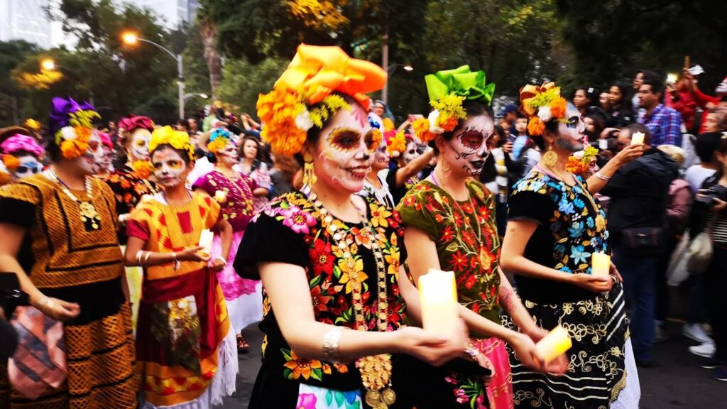 beste Reisezeit Mexiko - Bunte Paraden und Feste während Día de Muertos