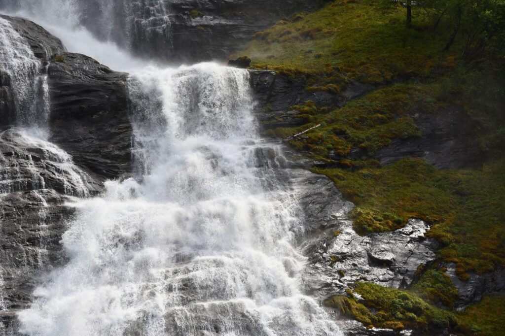 beste Reisezeit Norwegen – beeindruckender Wasserfall im Geirangerfjord