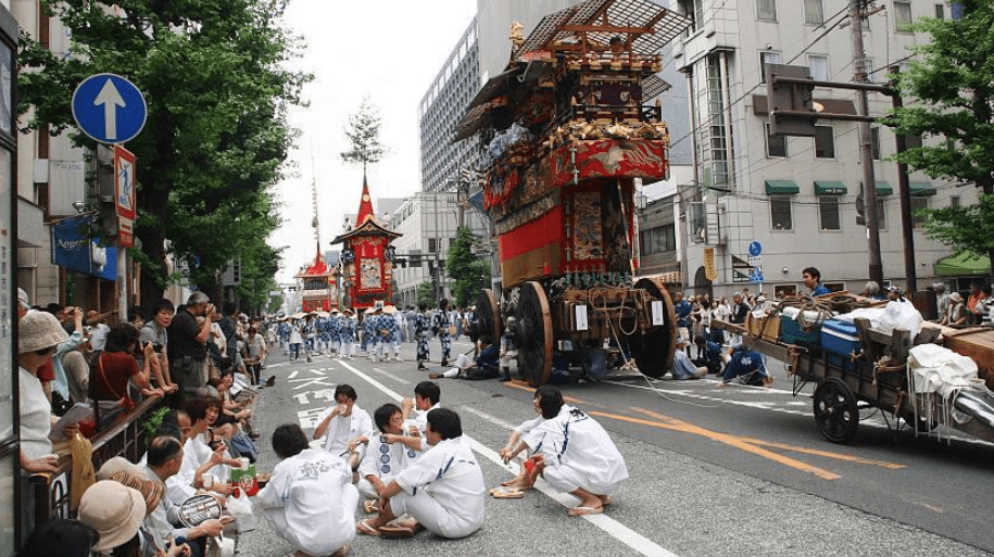 beste Reisezeit Japan – Gion Matsuri in Kyoto mit traditionellen Festwagen und Menschenmengen