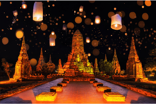 Beste Reisezeit Thailand – Tempel bei Nacht mit Laternenfestiva