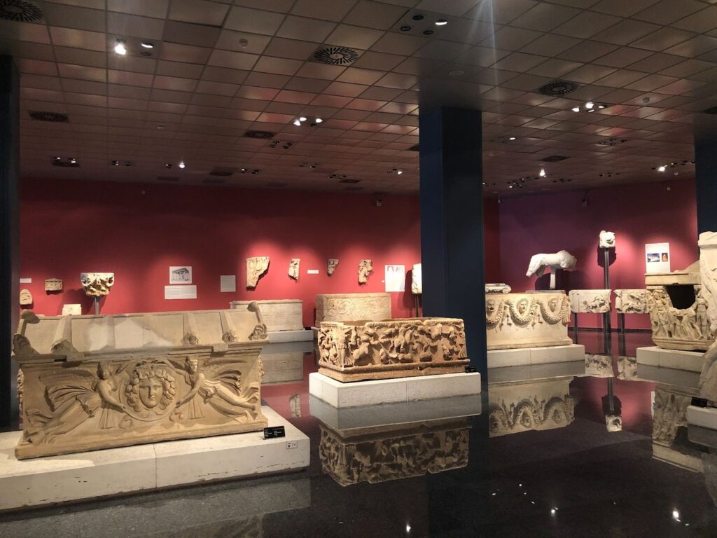 Innenansicht des Archäologischen Museums in Antalya