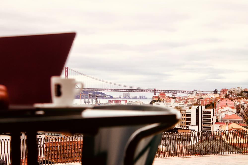 Remote-Arbeit in Portugal mit Blick auf Lissabon