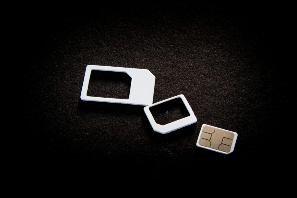 SIM-Karte und Adapter als Symbol für neue eSIM-Tarife von Airalo und Holafly