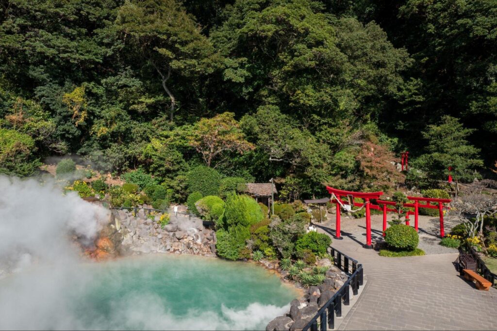 heisse quellen und torii tore in japan