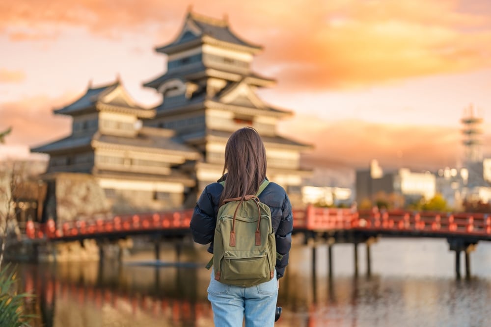 mujer frente a monumento japonés