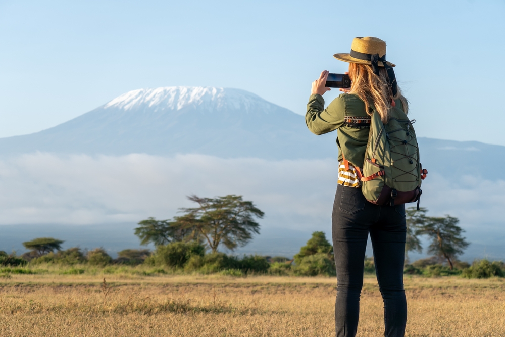 mujer fotografiando la cordillera