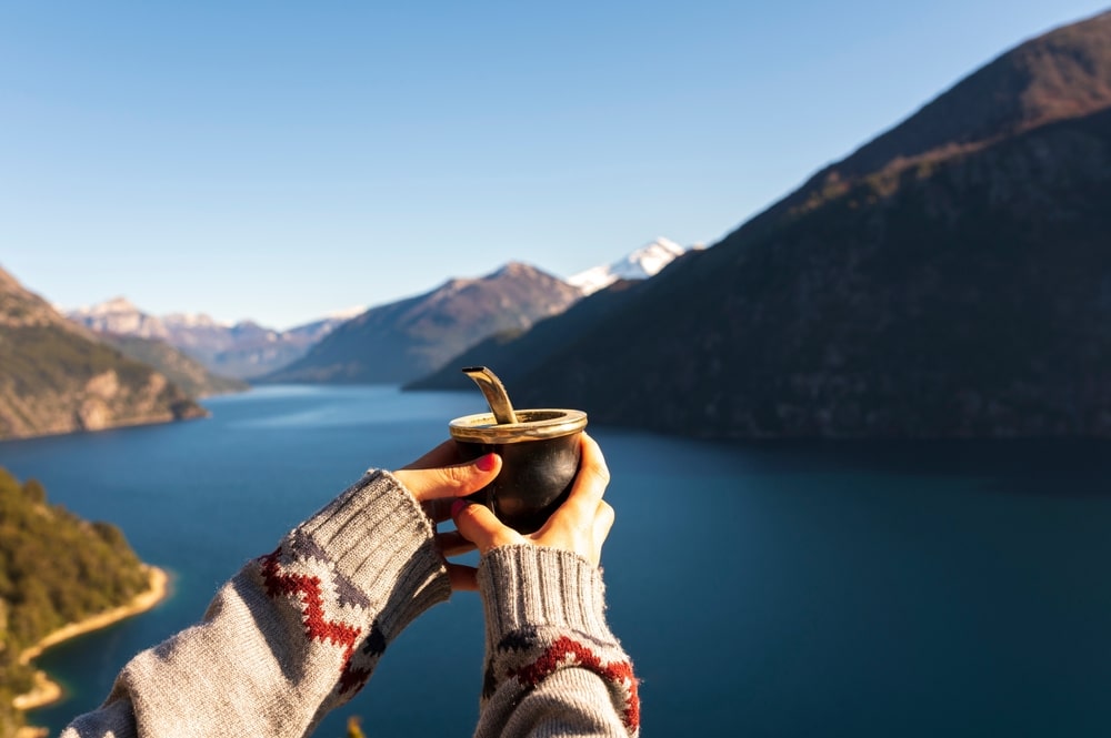 mate en invierno con paisaje de lago
