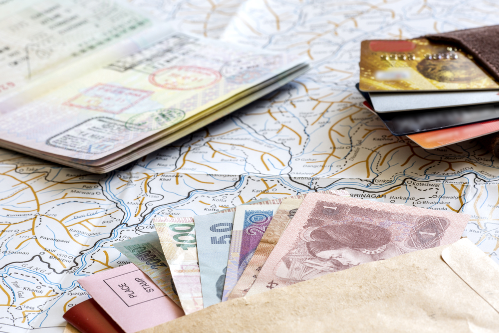 mejor tarjeta para viajar 2025. Efectivo, tarjetas, viajes. 