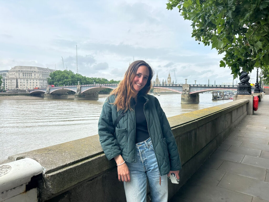 Foto de mi viaje a Londres con una eSIM (en la mano)