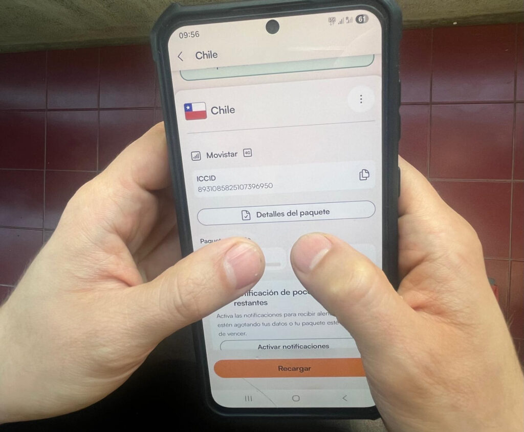Fotografía de teléfono en aplicación Airalo eSIM, en la compra para Chile