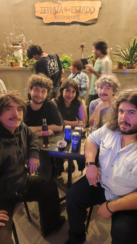 Foto en Terraza Estado, Rancagua, Chile, con la banda Columpios al suelo, donde se realizó el test de velocidad urbano de la eSIM Airalo. 