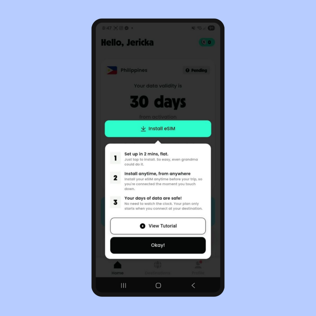 Captura de pantalla de una app móvil de eSIM mostrando un plan para Filipinas con validez de 30 días. En el centro aparece un botón verde “Install eSIM” y una ventana emergente con instrucciones de instalación en tres pasos, además de los botones “View Tutorial” y “Okay!”.