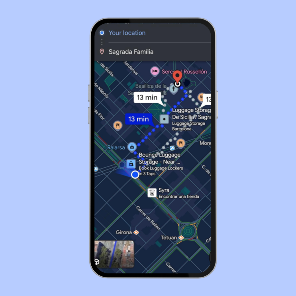 Captura de Google Maps en modo oscuro mostrando una ruta a pie de 13 minutos desde la ubicación actual hasta la Sagrada Família en Barcelona, con puntos de referencia y servicios de almacenamiento de equipaje cercanos.