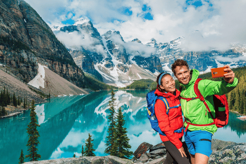 Voyageuse avec smartphone au Canada – meilleurs fournisseurs eSIM 2025