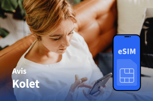 Voyageuse souriante utilisant son smartphone à l’aéroport, prête à partir avec l’eSIM Kolet