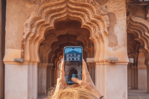 Voyageuse avec smartphone en Inde – meilleurs fournisseurs eSIM 2025