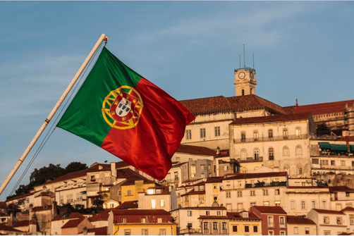 Quand partir au Portugal – drapeau portugais et ville historique