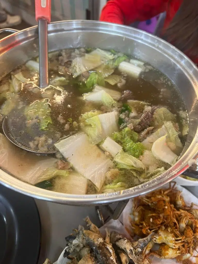 Petite pause pour un bol de bulalo, une soupe traditionnelle philippine.