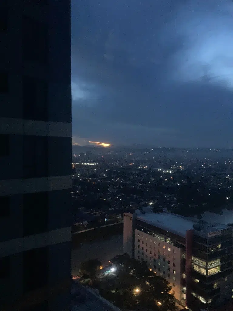 Une dernière lueur du soleil sur la ville, juste avant le crépuscule&nbsp;!