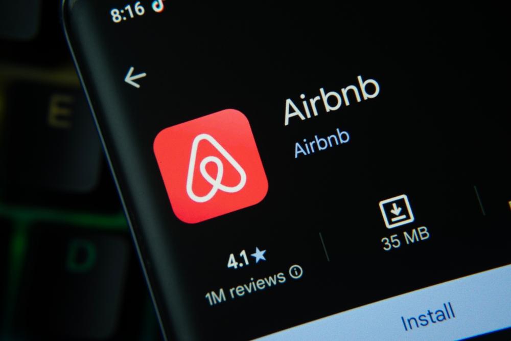 Application Airbnb affichée sur un smartphone