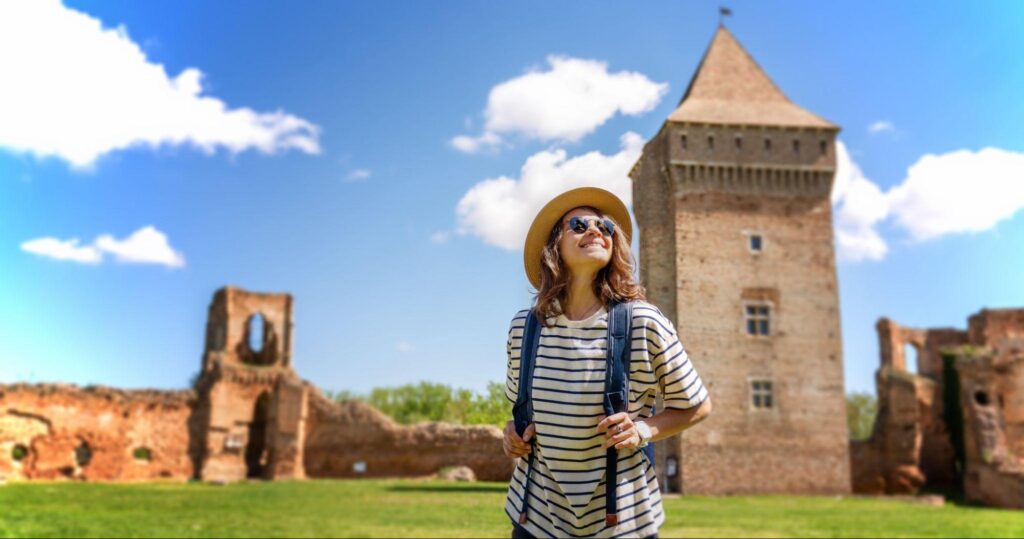 Voyageuse devant une tour historique dans les Balkans occidentaux