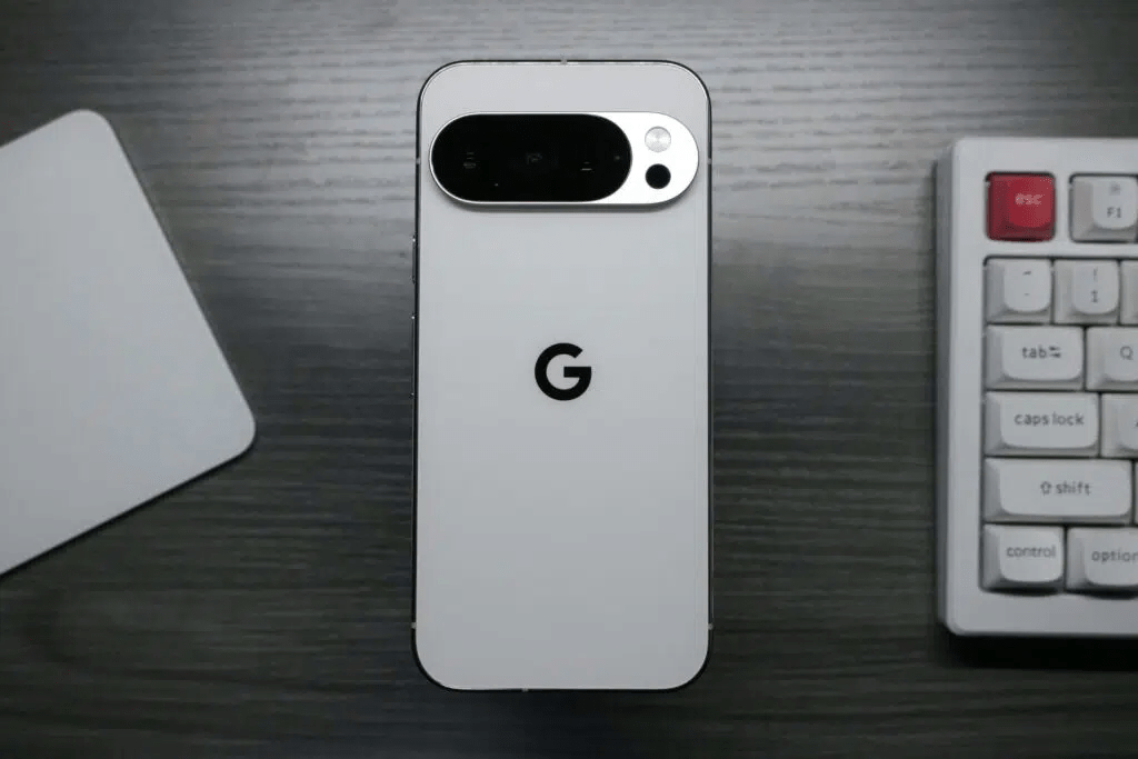 Pixel 10 bianco visto da dietro con modulo fotocamera e logo Google