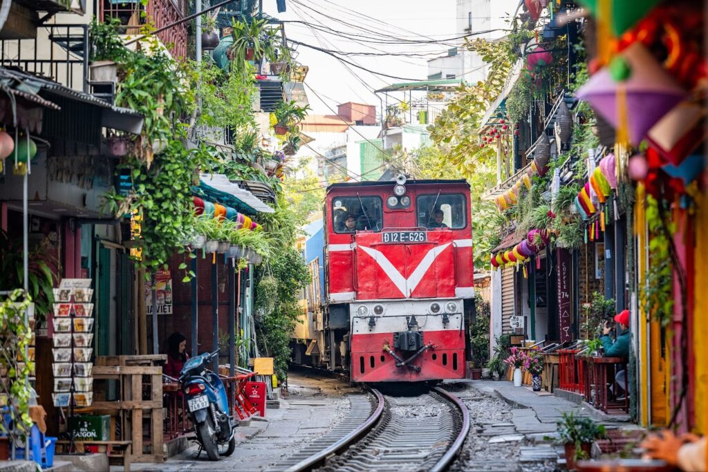 Quando andare in Vietnam – famoso treno che attraversa la via di Hanoi