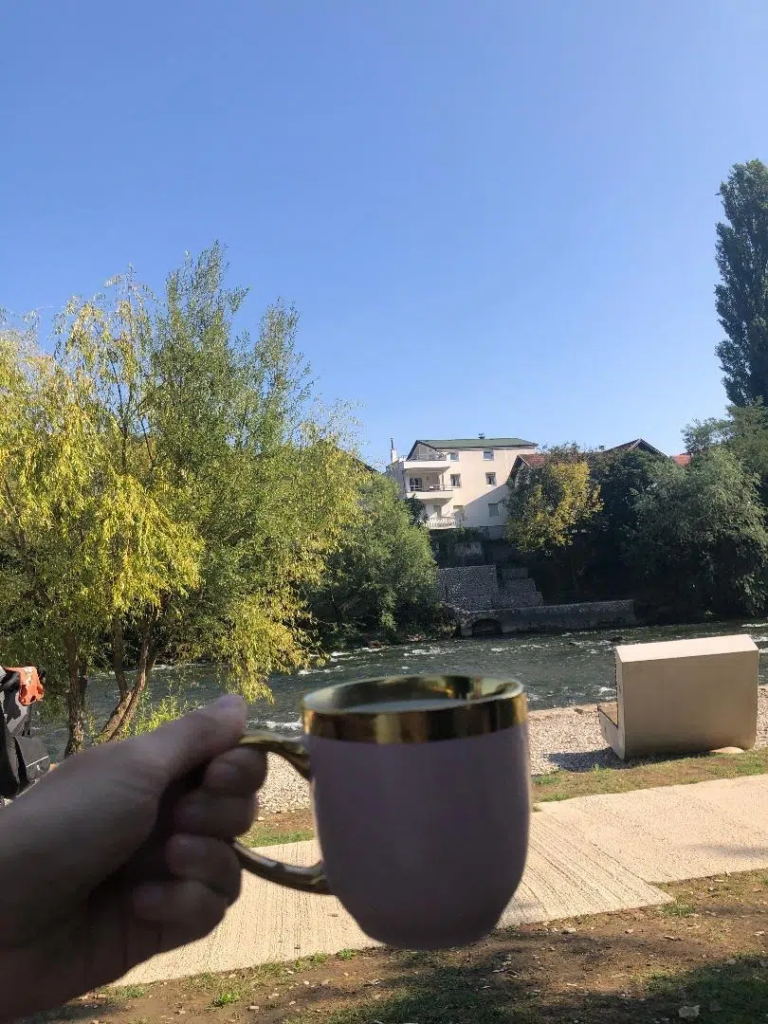 Caffè con vista sul fiume Vrbas