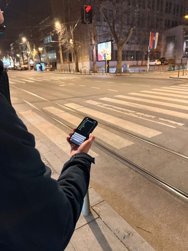 Usare il telefono per strada a Belgrado