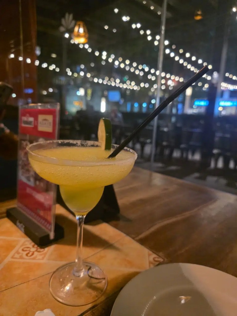 Festeggiando la mia ultima notte a Manila con margarita
