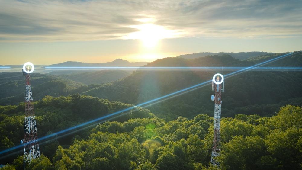 Antenne di telecomunicazione sopra un paesaggio boschivo