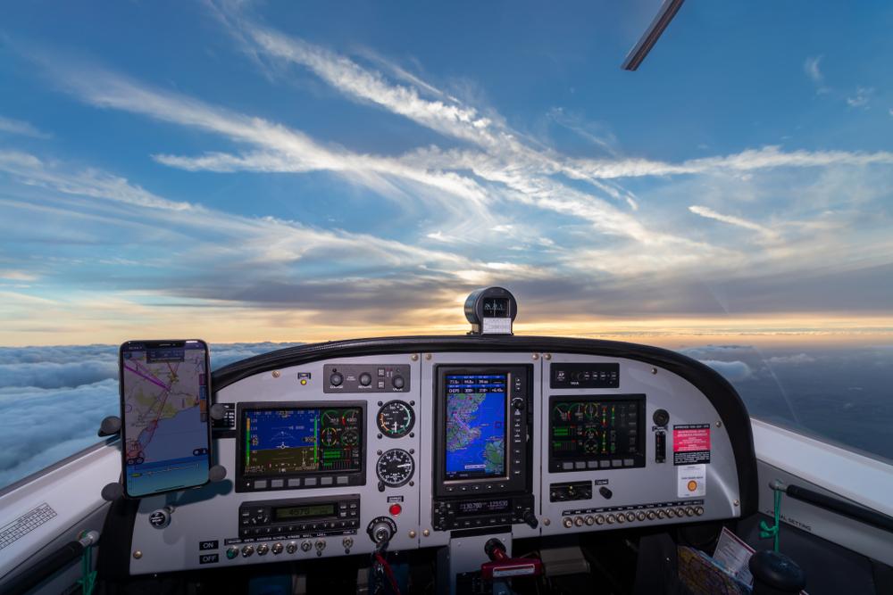 Vista dalla cabina di pilotaggio di un aereo con sistemi di navigazione durante il volo