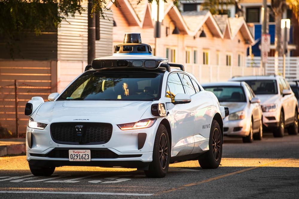 robotaxi Waymo su strada urbana