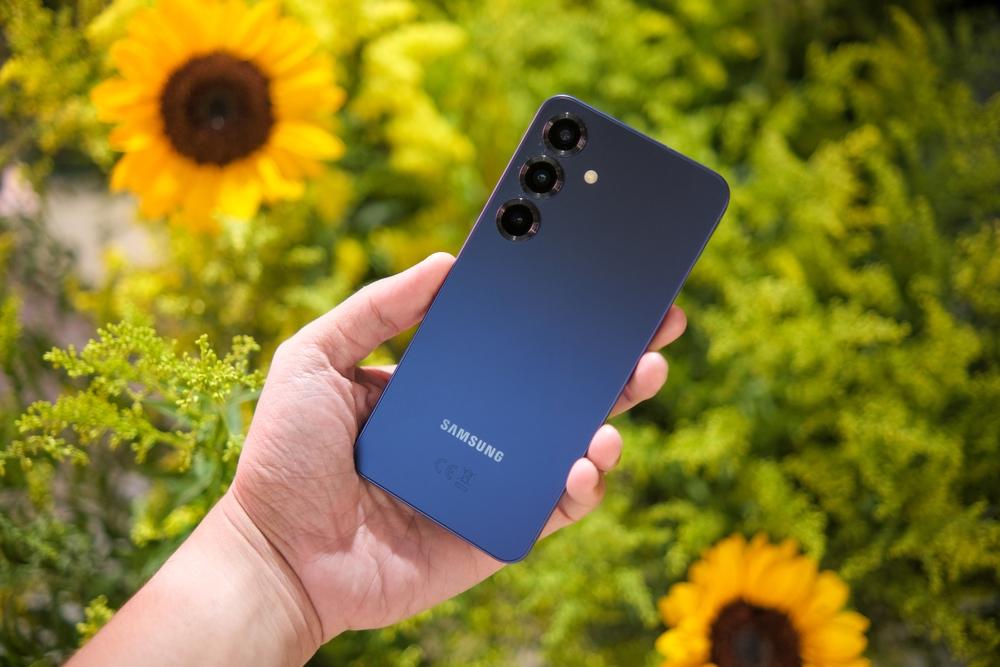 Smartphone Samsung con One UI tenuto in mano