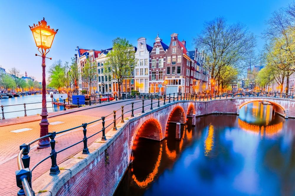 Canale e ponte ad Amsterdam per un articolo sulla tassa turistica