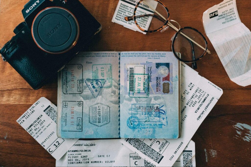Passaporto con timbri di visto e carte d’imbarco per un articolo sul GCC Unified Visa
