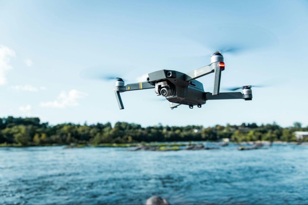 Drone in volo sull’acqua come illustrazione dei sistemi di navigazione basati sull’IA