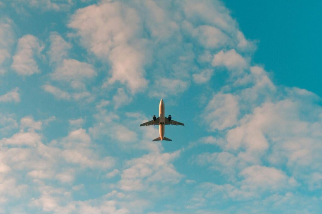 Aereo passeggeri sopra le nuvole