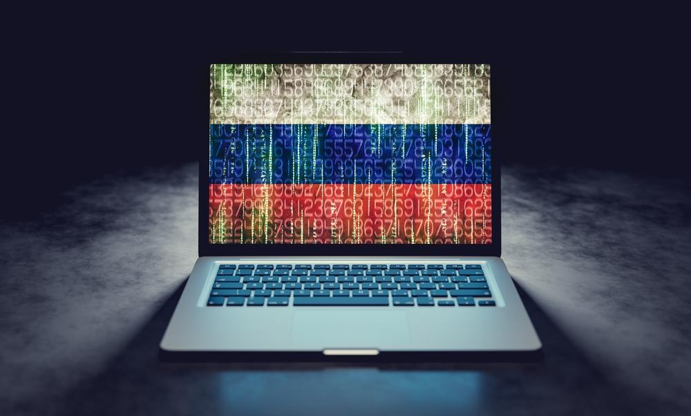 Bandiera russa sullo schermo di un laptop, simbolo delle restrizioni a Internet