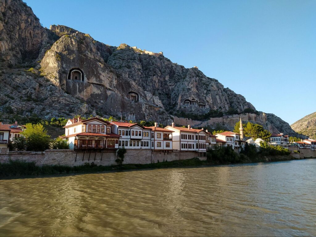 Miasto Amasya – otomańskie domy nad rzeką Yeşilırmak i grobowce wykute w skałach.
