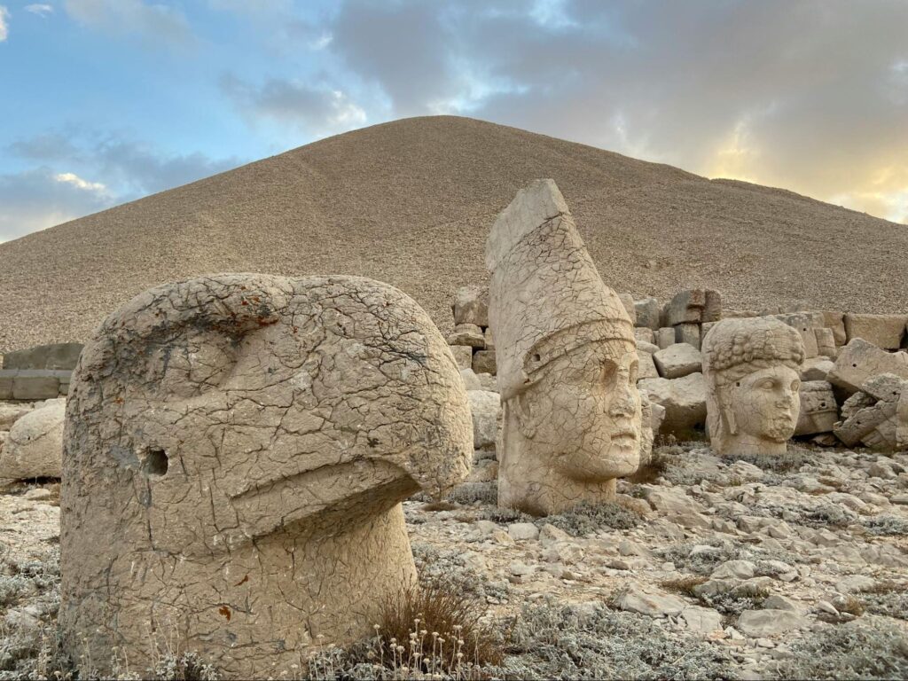 Kamienne głowy bogów na górze Nemrut – pozostałości monumentalnych rzeźb z epoki królestwa Kommageny. Obowiązkowy punkt podczas wakacji w Turcji.
