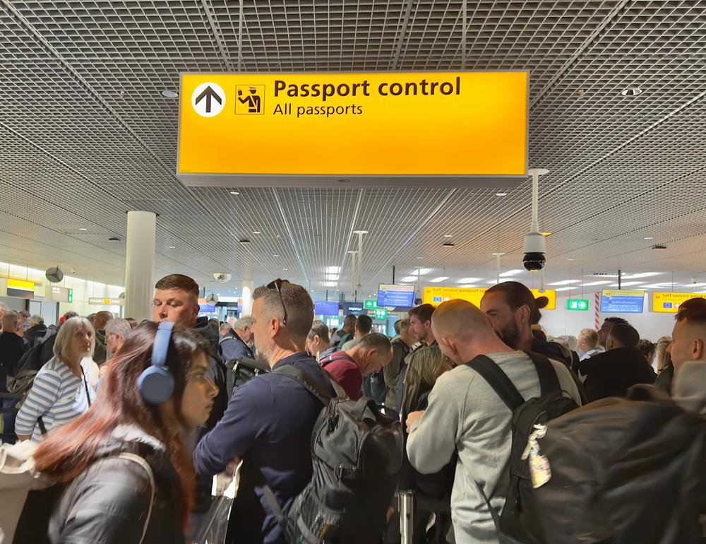Kontrola paszportowa na lotnisku podczas podróży do Afryki