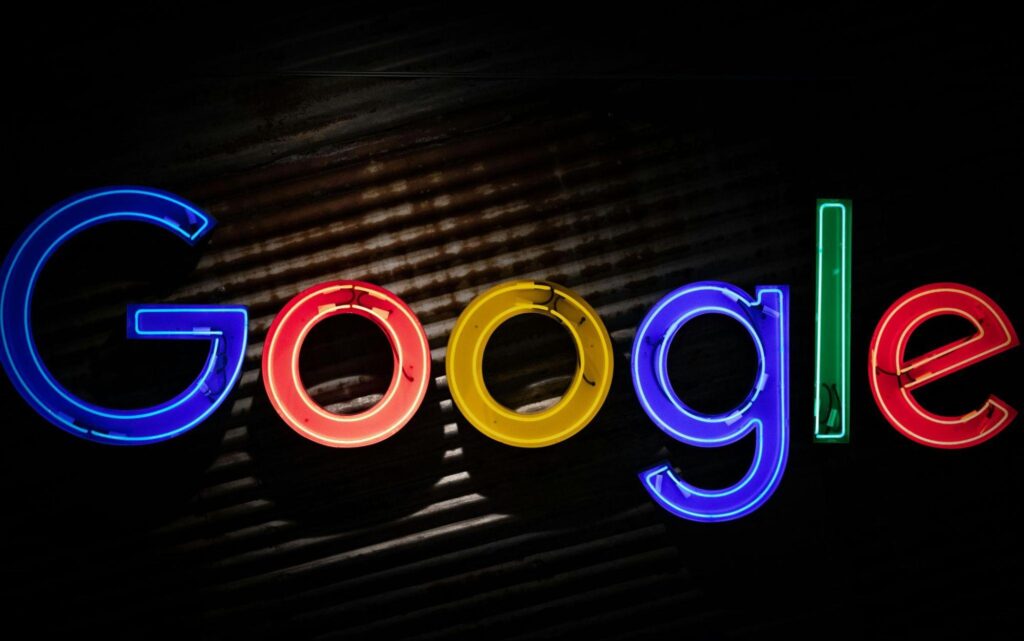 Logo Google na ciemnej elewacji