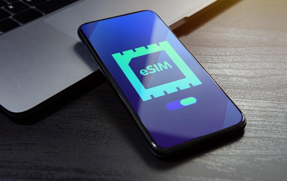 eSIM na smartfonie podczas podróży