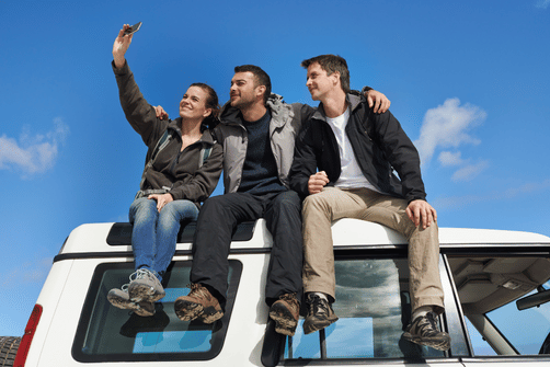 Viajante com smartphone na Austrália – melhores fornecedores de eSIM 2025