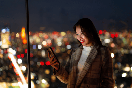 Viajante com smartphone no Japão – melhores fornecedores de eSIM 2025