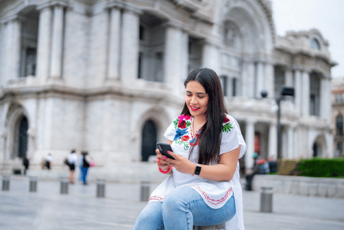 Viajante com smartphone no México – melhores fornecedores de eSIM 2025