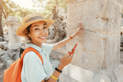 Viajante com smartphone na Turquia – melhores fornecedores de eSIM 2025