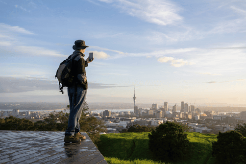 Viajante com smartphone na Nova Zelândia – melhores fornecedores de eSIM 2025